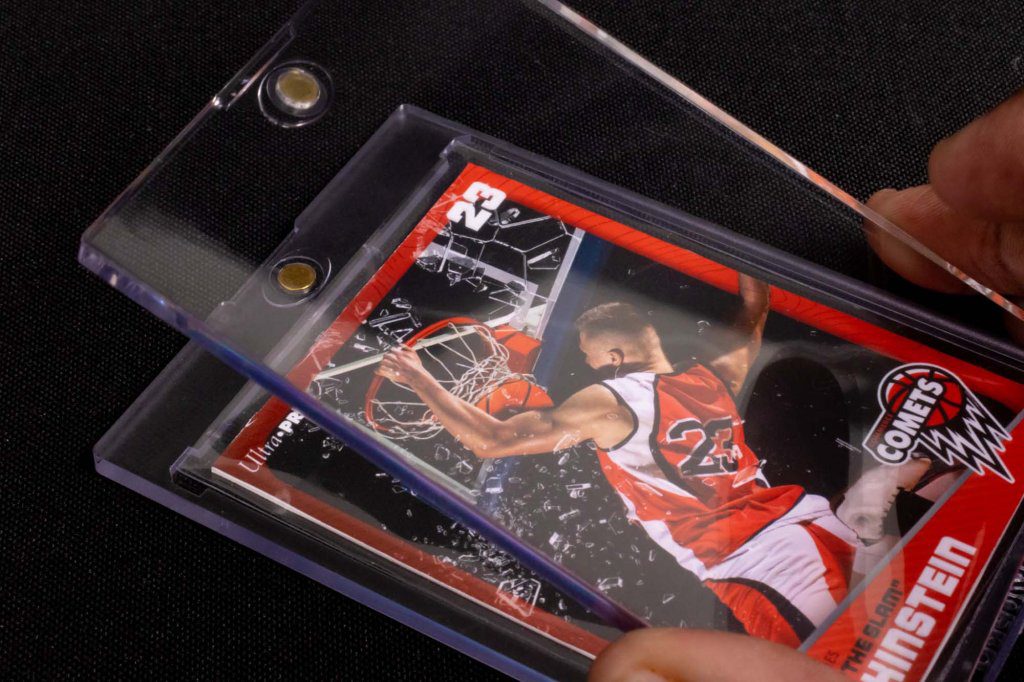 ULTRA PRO One Touch 35PT Magnetic Card Holder for Sleeved cards - Image 6